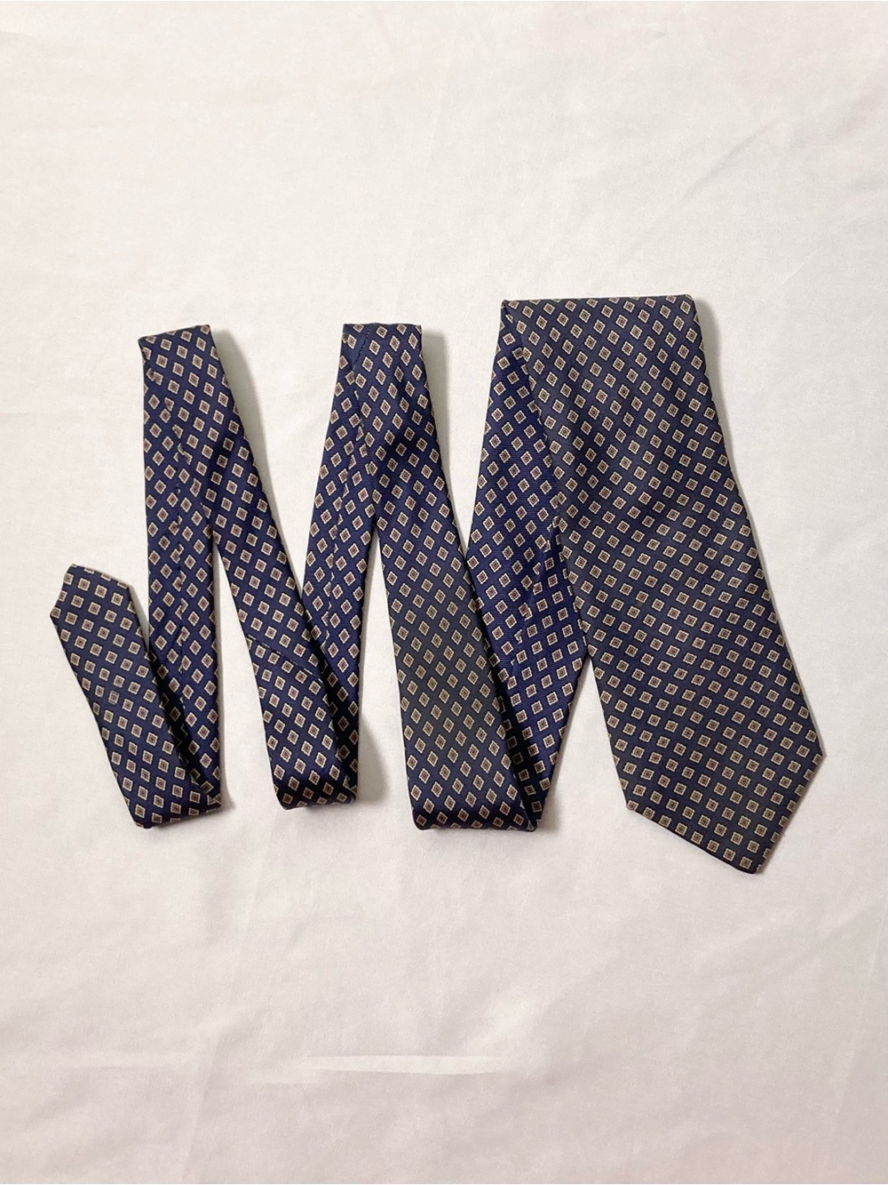 ⭐️ Geoffrey Beene Navy Blue Diamond Pattern 100% Silk Necktie